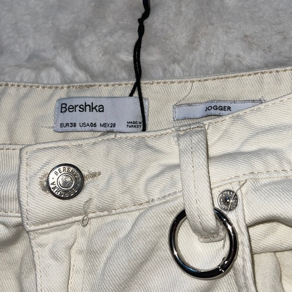 Bershka Cream Colored Cargo Joggers with Pockets - Picture 3 of 4
